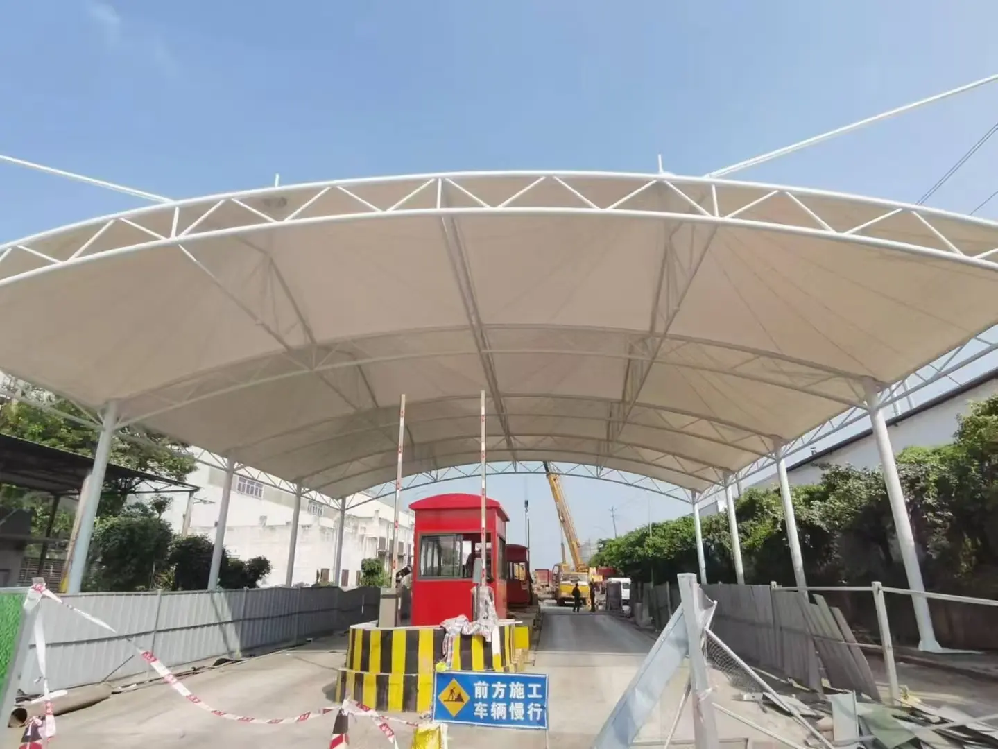 【贵州雷山雨棚】怎么选择【源头工厂】:解决雨棚建造盲目选择的选型标准